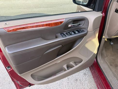 Used 2014 Chrysler Town & Country Touring image 6