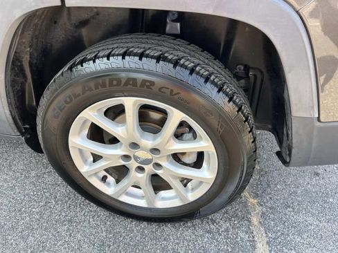 Used 2015 Jeep Cherokee Latitude FWD image 11