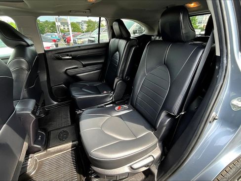 Used 2021 Toyota Highlander XLE image 25