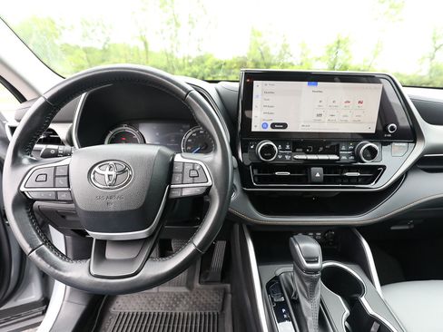 Used 2023 Toyota Highlander Bronze Edition AWD/4WD image 12