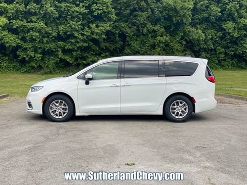 Used 2023 Chrysler Pacifica Touring-L FWD image 4