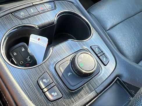 Used 2023 GMC Acadia SLT image 29