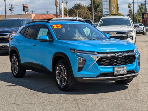 Used 2025 Chevrolet Trax LT w/ LPO, Blackout Package image 3