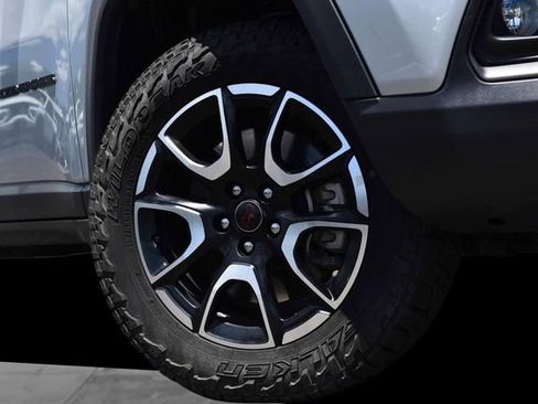 Used 2025 Jeep Compass Trailhawk AWD/4WD image 3