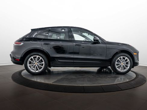 Certified 2026 Porsche Macan AWD/4WD image 8