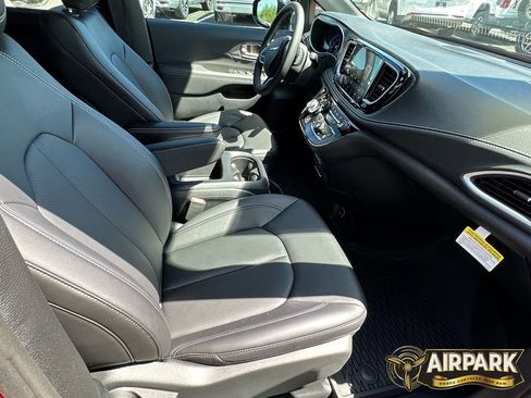 New 2025 Chrysler Pacifica Select image 12