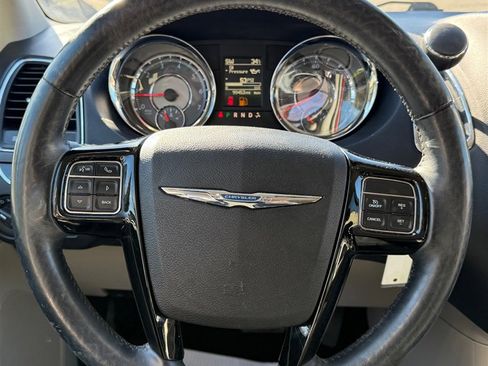 Used 2016 Chrysler Town & Country Limited image 39