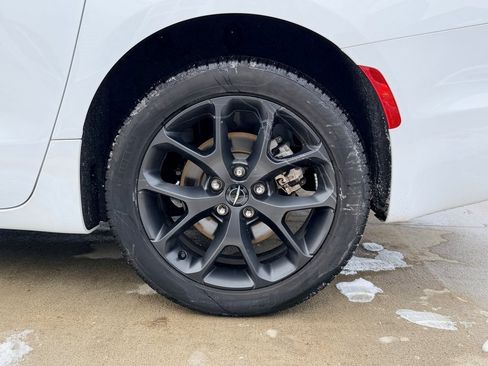 Used 2024 Chrysler Pacifica Touring-L w/ Uconnect Theater Family Group image 7