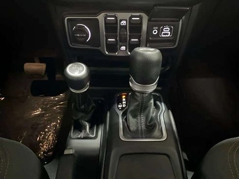 Used 2024 Jeep Wrangler Unlimited w/ Convenience Group AWD/4WD image 60