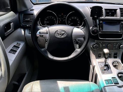 Used 2013 Toyota Highlander SE AWD/4WD image 6