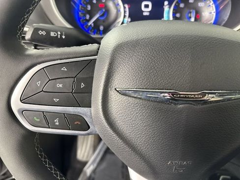 Used 2025 Chrysler Pacifica Select image 11