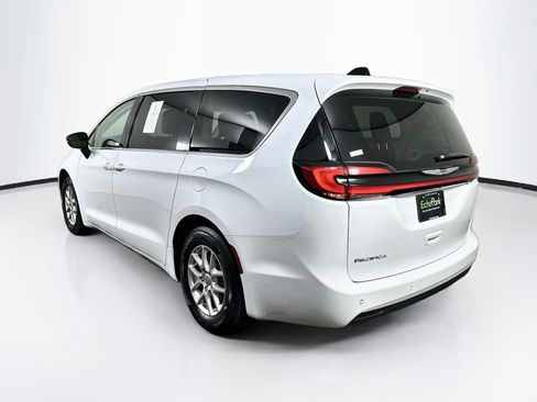 Used 2024 Chrysler Pacifica Touring-L FWD image 5