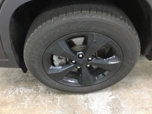 Used 2019 Jeep Cherokee Latitude Plus AWD/4WD image 5