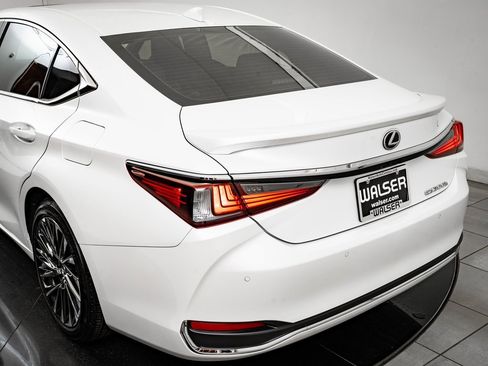 Certified 2025 Lexus ES 300h Ultra Luxury w/ Accessory Package (Z1) image 19
