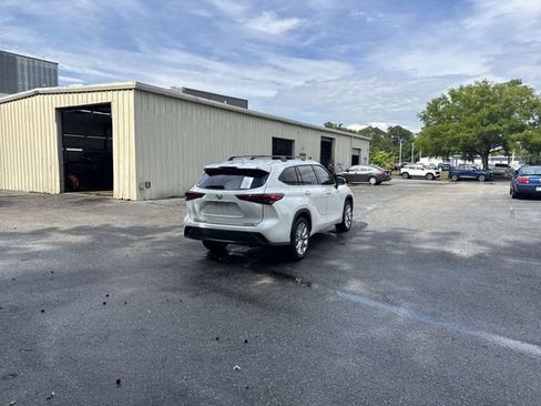 Used 2021 Toyota Highlander Limited FWD image 5