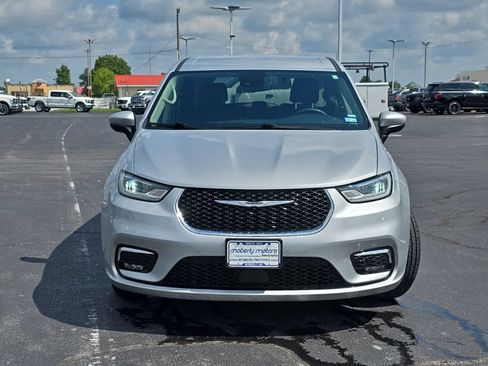 Used 2023 Chrysler Pacifica Touring-L FWD image 55
