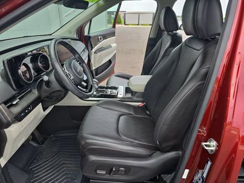 Used 2024 Kia Carnival EX FWD image 15