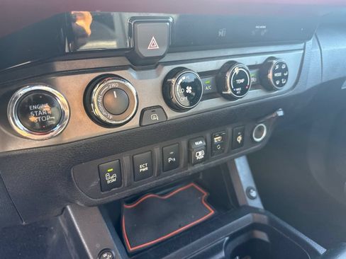 Used 2018 Toyota Tacoma TRD Off-Road w/ Technology Package AWD/4WD image 14