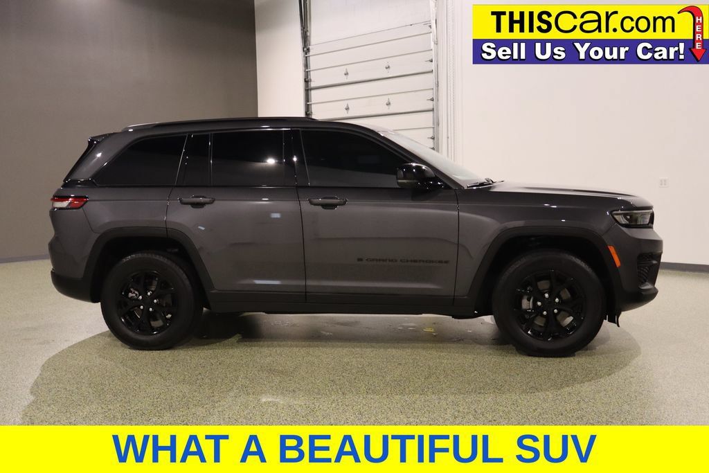 Used 2025 Jeep Grand Cherokee Laredo RWD image 10