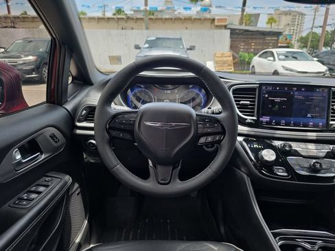 Used 2022 Chrysler Pacifica Limited w/ S Appearance Package FWD image 15