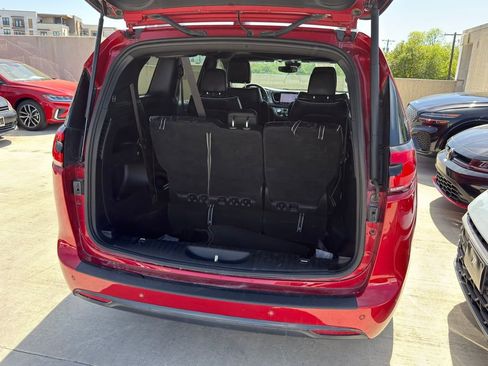 Used 2025 Chrysler Pacifica Limited FWD image 10