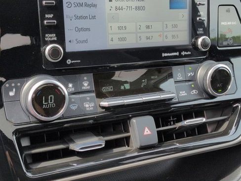 Used 2021 Toyota Highlander XLE AWD/4WD image 14
