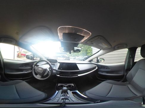 Used 2025 Toyota Prius LE FWD image 36