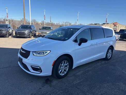 Used 2025 Chrysler Pacifica Select image 3