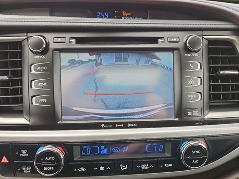 Used 2017 Toyota Highlander XLE AWD/4WD image 25