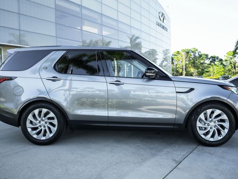 Used 2024 Land Rover Discovery S image 10