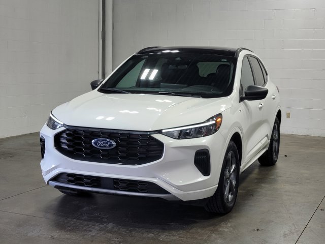 Used 2023 Ford Escape ST-Line w/ Tech Pack #1 AWD/4WD image 2