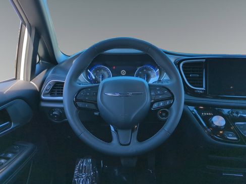 Used 2024 Chrysler Pacifica Touring image 13