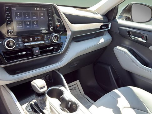 Used 2022 Toyota Highlander XLE FWD image 27