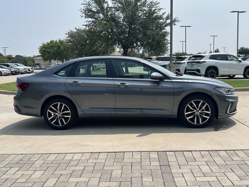 Certified 2025 Volkswagen Jetta SE w/ Sunroof Package FWD image 10
