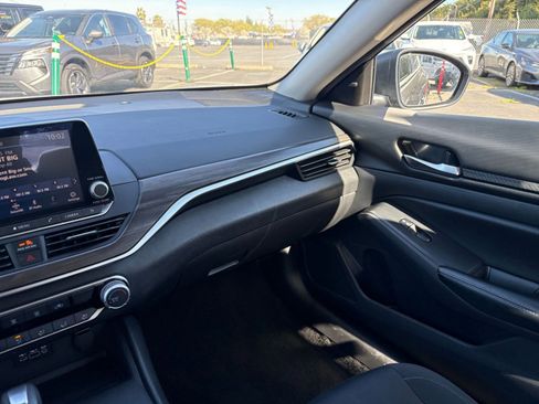 Used 2025 Nissan Altima 2.5 SV image 35
