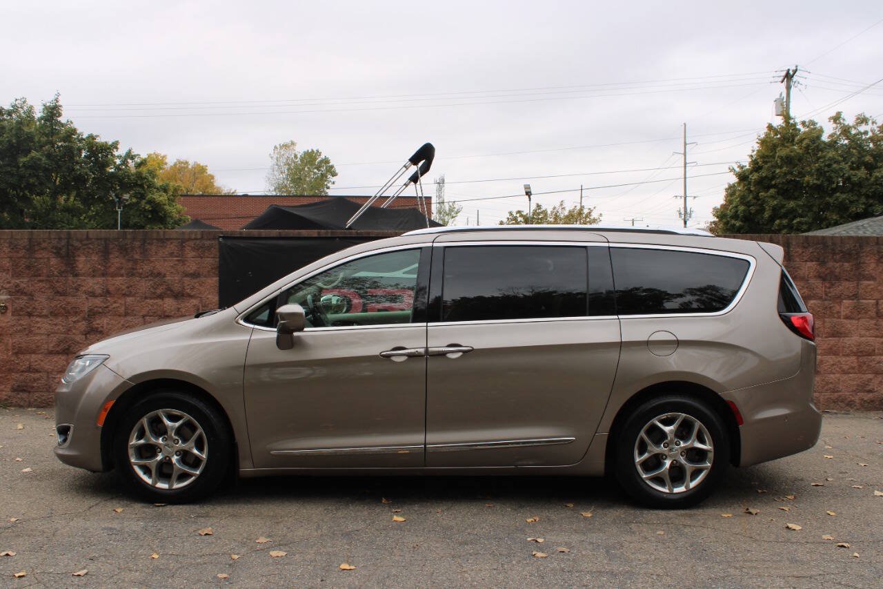 Used 2018 Chrysler Pacifica Limited FWD image 2