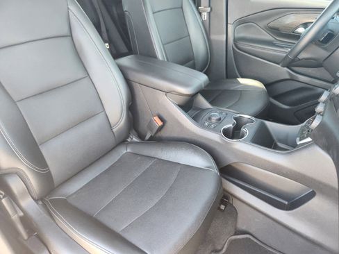 Used 2024 GMC Terrain SLT image 17