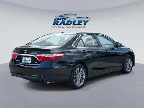 Used 2017 Toyota Camry SE w/ Moonroof Package FWD image 2