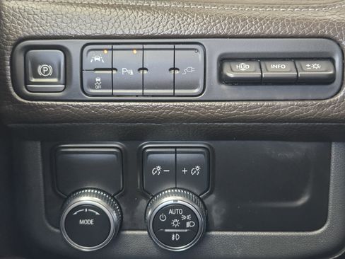 Used 2021 GMC Yukon Denali w/ Advanced Technology Package RWD image 16