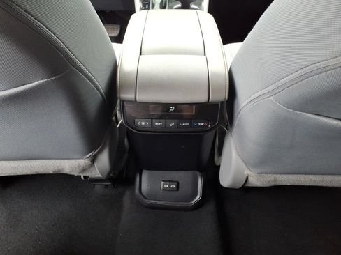 Used 2022 Toyota Highlander LE AWD/4WD image 7