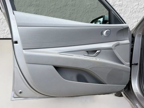 Used 2021 Hyundai Elantra SE FWD image 21