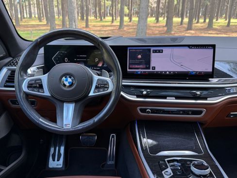 Used 2024 BMW X7 xDrive40i w/ Executive Package image 3