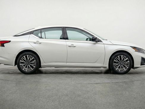 Used 2025 Nissan Altima 2.5 SV FWD image 11