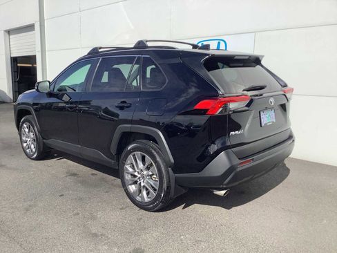 Used 2022 Toyota RAV4 XLE Premium image 4