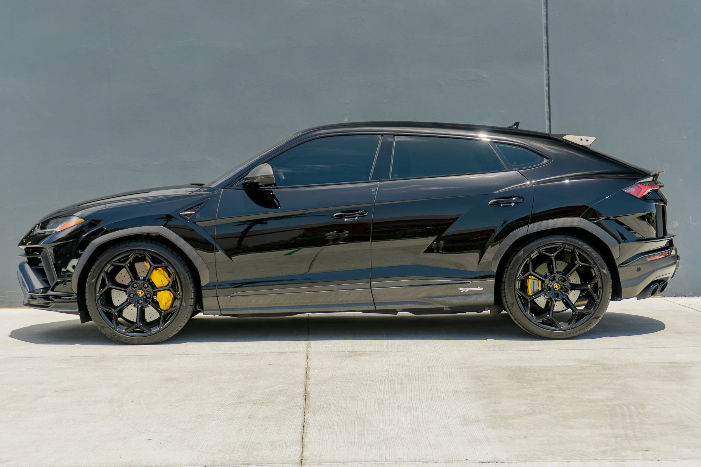 Used 2024 Lamborghini Urus Performante AWD/4WD image 2