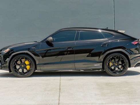 Used 2024 Lamborghini Urus Performante AWD/4WD image 2