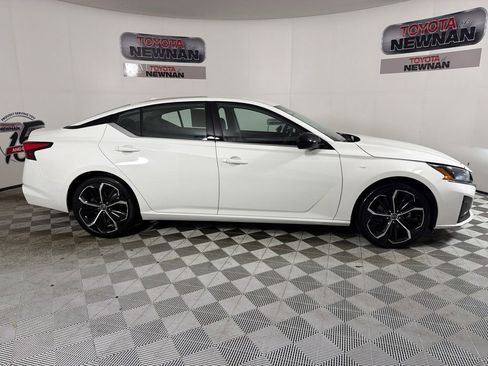 Used 2023 Nissan Altima 2.5 SR FWD image 2