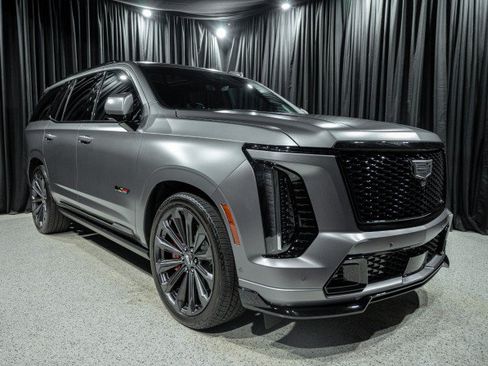 Used 2026 Cadillac Escalade V w/ LPO, Onyx Lite Package AWD/4WD image 3