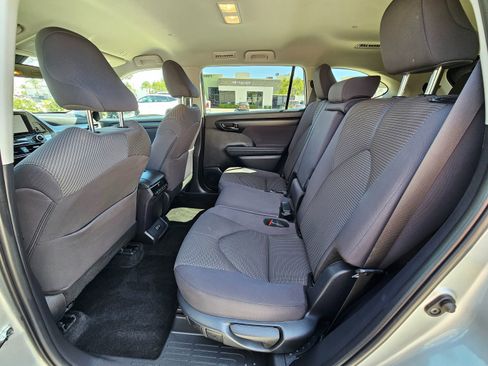 Used 2025 Toyota Highlander LE image 18