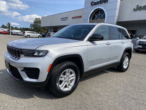 Certified 2023 Jeep Grand Cherokee Laredo AWD/4WD image 8